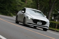 「セダン」のデザインテーマは「凛（りん）とした伸びやかさ」。全体を水平基調とすることで、フロントの端正さとリアの安定感を表現している。