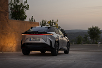 駆動用モーターはインバーターの効率を高めた最高出力227PS、最大トルク269N・mのユニットに刷新（パワーとトルクもアップ）。4WDモデルは前後に1つずつ搭載する。