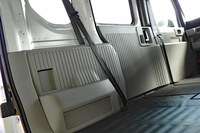 縦ビードの施された専用のインテリアトリムは、強度を保ちつつ素材の肉薄化も実現。エンジニアに「わざわざ設計し直して、コストは大丈夫？」と問うたところ、「肉薄化で材料費を抑えているので、量産効果で取り返せる」とのことだった。