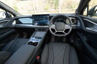 既存の「海洋シリーズ」よりぐっと落ち着いた意匠のインテリア。Dynaudioの12スピーカーオーディオシステムを標準で採用するなど、機能・装備は充実している。