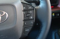 ステアリングホイールのスポーク部には、アダプティブクルーズコントロールの操作スイッチが並ぶ。