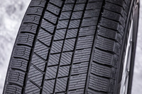 「L字ブロック」や「端止めサイプ」などを用いた新トレッドパターンを採用。ブロックごとに密度と方向を最適化したというサイプの配置も「ブリザックVRX3」の特徴だ。