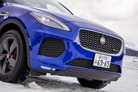 エクステリアデザインは、ジャガーのピュアスポーツカー「Fタイプ」の要素が盛り込まれている。大きなグリルやヘッドライトの形状など、ひと目でジャガーだと分かるフロントフェイスが特徴だ。