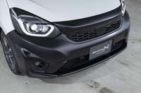 フロントのエアロバンパーのサイドには旋回性能を高める「エアロフィン」が付いている。ベース車とは異なりフロントグリルが備わるようだ。