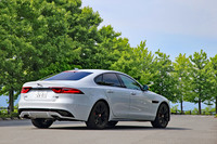 一部改良とともにラインナップも変更された2021年モデルの「XF」。今回試乗した「XF SE R-DYNAMIC P300」は、その最上級モデルにあたる。