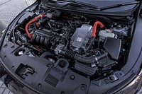 “スポーツハイブリッドi-MMD”と呼ばれるパワートレインは、1.5リッター直4エンジンと、発電用および走行用の2つのモーターを組み合わせている。エンジンは最高出力109ps、モーターは最高出力131psという実力を持つ。