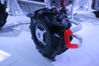 障害物からタイヤをガードするバンパーも備わる。4WSが採用され、その場でぐるぐる回ることもできる。