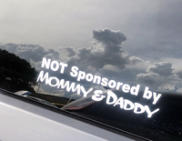 写真4：「両親におカネを出してもらっていません」。「アバルト595」のウィンドウに発見。