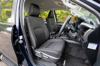 上級グレード「Z」のフロントシート。表皮の素材は「X」「Z」ともにファブリックだが、デザインが異なる。