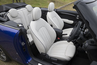 スポーツレザーシートも「MINI YOURSスタイル」に含まれるオプション装備。テスト車には「ラウンジ」と名づけられた、ソファのようなデザインのタイプが装着されていた。