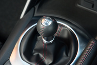 他のグレードには6段ATも用意されているのに対し、「RS」グレードではソフトトップ車、「RF」ともに、トランスミッションは6段MTのみとなる。