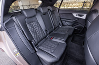 「Q8 50 TDIクワトロSライン」の後席。試乗車は、フロントシートと同じく手触りの良い「バルコナレザー」で仕立てられていた。背もたれには40：20：40の分割可倒機構が組み込まれている。