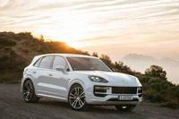 2023年に大規模なアップデートが行われた第3世代の現行型「カイエン」。パワートレインが改良され、4代目となるフル電動カイエン登場後も併売される予定。