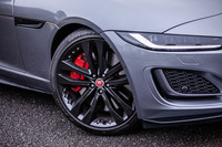 グロスブラックフィニッシュの「20インチ“スタイル5039”5スプリットスポーク」ホイールが標準装備となる「R-DYNAMICブラック」。今回の試乗車では、前255/35ZR20 、後ろ295/30ZR20サイズの「ピレリPゼロ」タイヤが組み合わされていた。