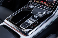 トランスミッションは8段AT。幅広のシフトセレクター上部はフラットなデザインで、そこに手首をのせながら8.6インチロワースクリーンのタッチ操作が行えるようになっている。