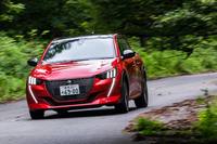 「208」のサスペンションはフロントがマクファーソンストラット式、リアがトーションビーム式。山岳路では、きちんと荷重移動をさせながら、しっかり路面を捉えていく走行フィールが印象的だった。