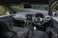 インテリアはブラックを基調に赤のアクセントをさりげなく。ドアパネルなどにはカーボン柄をあしらったソフトパッドを使っている。