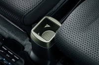 ドリンクホルダー付きフロアコンソールトレーも「マットカーキ」でコーディネートされる。「ハイブリッドG」および「ハイブリッドGターボ」の同アイテムはブラックパール仕上げになっている。