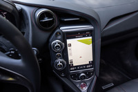 車両設定や各種インフォテインメントをコントロールする8インチのディスプレイパネル。直感的にコントロールできるユーザーインターフェイスの採用も特徴といえる。