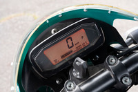 シンプルなモノクロの液晶メーター。バッテリーの残量計は、パーセンテージではなく10段階の目盛り表示となる。