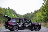 「X7」のドアとリアゲートを開けた様子。ボディーサイズは全長×全幅×全高＝5165×2000×1835mm、ホイールベース＝3105mm。