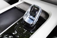 8段ATのセレクターはバイワイヤ式。オレフォス社製のクリスタルシフトノブが目を引く。