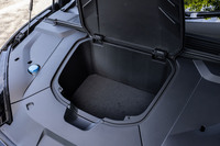 フロントのボンネット下に、ふた付きの収納スペースが備わっている。50リッターの容量は、フロントに駆動用のモーターが配置される4WD車でも変わらない。