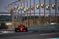 ミスやクラッシュが多く、チームメイトのルクレールにはお株を奪われっぱなしだった今季のベッテル（写真）。最終戦でもルクレールの後ろ、4番グリッドからスタートし、ルクレールが表彰台3位でゴールする一方で5位でチェッカードフラッグを受けた。ドライバーズランキングでもルクレールに次ぐ5位、勝利数ではチームメイトにひとつ足らず1勝のみ、ポールもルクレール7回に対し2回にとどまった。4冠王者のメンツは丸つぶれとなってしまったが、果たして来季、この悪い流れを断ち切ることができるか？（Photo=Ferrari）
	 