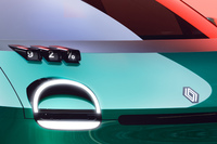 ボンネットの3連ダクトに、なぜか「92％」という文字が光るBEV「トゥインゴ レジェンド」。この数字と記号が何を意味するのか、ルノーファンの間でさまざまな意見が交わされている。