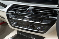 センターコンソールのエアコンスイッチ。「5シリーズ ツーリング」には、大気中の有害物質を検知し内気循環に切り替える機能や、日射量、フロントウィンドウの曇りなどをチェックしてエアコンを自動調節する機能が備わる。