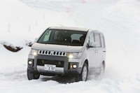 比較のために従来型にも試乗。ガソリンモデルはこの顔つきのままで継続販売される。