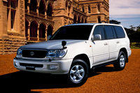 他のメーカーがディーゼルエンジン搭載車のラインナップを落とした後も、トヨタはSUVにディーゼル車を設定し続けた。写真は100系の「ランドクルーザー」。