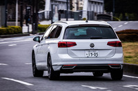 今回試乗した車両の外装色は「オリックスホワイト マザーオブパールエフェクト」と呼ばれるオプションカラー（13万2000円）。これを含め「パサートGTEヴァリアント」には、全4種類のボディーカラーが設定されている。