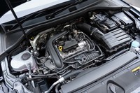 排気量は1リッターながら、48Vのマイルドハイブリッドや可変ジオメトリータービンを採用するなどコストと手間のかかったユニットだ。