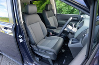 シート表皮はファブリックとプライムスムース（合皮）の組み合わせ。シートヒーターが標準装備だ。