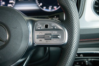 ステアリングホイールに備わるACCの操作スイッチ。運転支援システムや予防安全装置などは、上級グレードと同等の充実度を誇る。