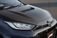 ボンネットは軽量かつ高剛性な綾織CFRP製。加速性や旋回性の向上に貢献する。