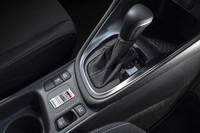 「GRヤリスRS」のトランスミッションは発進用ギア付きのCVT。10段のマニュアル変速が可能で、ステアリングホイールにはシフトパドルも備わる。