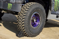 「OPEN COUNTRY」シリーズの中でもよりオフロードに特化したマッドテレインタイヤの「M/T」。サイドウオールに施されたバットレスデザインにより、深い泥濘路ではトレッド面だけでなくサイドウオールでもトラクションを発生させる。