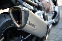 マフラーにはアクラポヴィッチ製のチタニウムスポーツサイレンサーを採用。軽量化とスポーティーなサウンドを実現している。