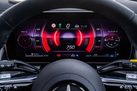 メーターデザインは切り替え式で、ステアリングリムのスイッチを用いて全6種類のなかから簡単に設定できる。写真は「スポーティー」を選択した様子。