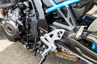 トランスミッションには、クラッチやスロットルの操作をせずとも変速が可能な「双方向クイックシフトシステム」を標準装備。その名のとおりシフトアップ／ダウンの双方に対応しており、また機能をオフにすることもできる。