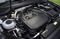 最高出力150PS、最大トルク250N・mを発生する「1.5 TSI Evo」エンジン。気筒休止機構が組み込まれている。WLTCモードの燃費値は15.0km/リッター。