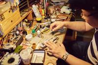 ガレージに隣接する工作室。白石さんが今はまっているのは飛行機の1/72スケールのプラモデルだ。多くのモデラー同様、彼も知らず知らずにディテールの再現に余念がない。