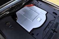 5リッターV8エンジンをベースとするハイブリッドパワーユニットはベース車と同じ。システム最高出力431PSを発生する。