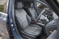 「AMGレザーエクスクルーシブパッケージ」装着車のシートは2トーンカラーの本革仕立て。64色のアンビエントライトと相まって上質な室内を演出する。