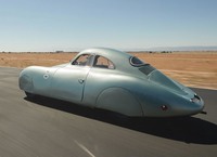 優れた空力性能を感じさせる流線形のフォルム。「タイプ64」のエクステリアデザインは、後の「356」や「911」にも継承されている。