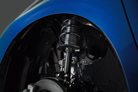 スプリングとショックアブソーバーが専用とされた「セレナAUTECH SPORTS SPEC」のサスペンション。