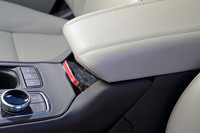 アームレストの下に備わる、ワイヤレスチャージャー付きのスマホホルダー。もちろんUSBやUSB Type-Cのポートも備わっている。