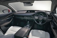 “手のぬくもり”が感じられるよう仕上げにこだわったというインテリア。Aピラーやドアミラー周辺の視界のよさにも配慮されている。